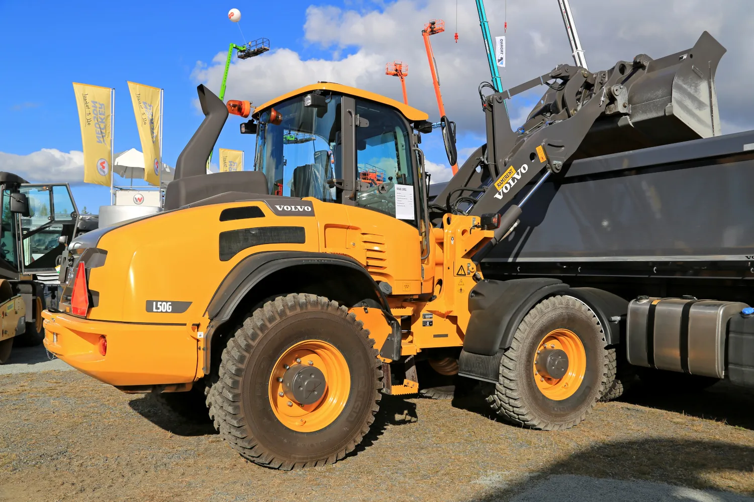 Volvo L50G Radlader bei der Arbeit beim Beladen eines Anhängers