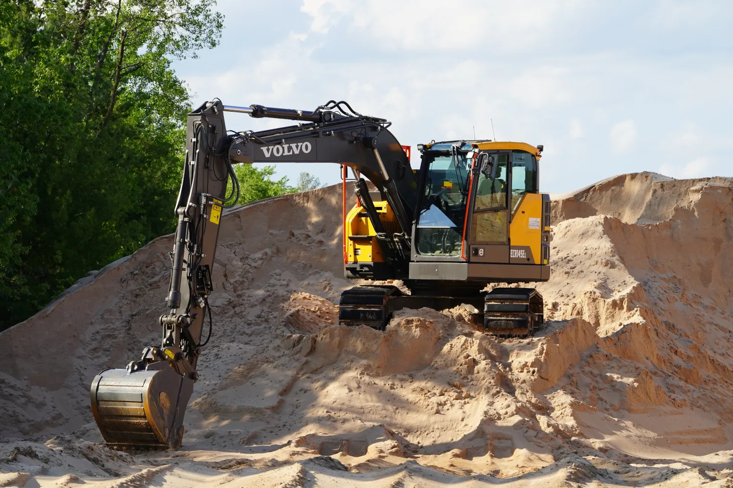 Volvo-Bagger arbeiten auf der Baustelle