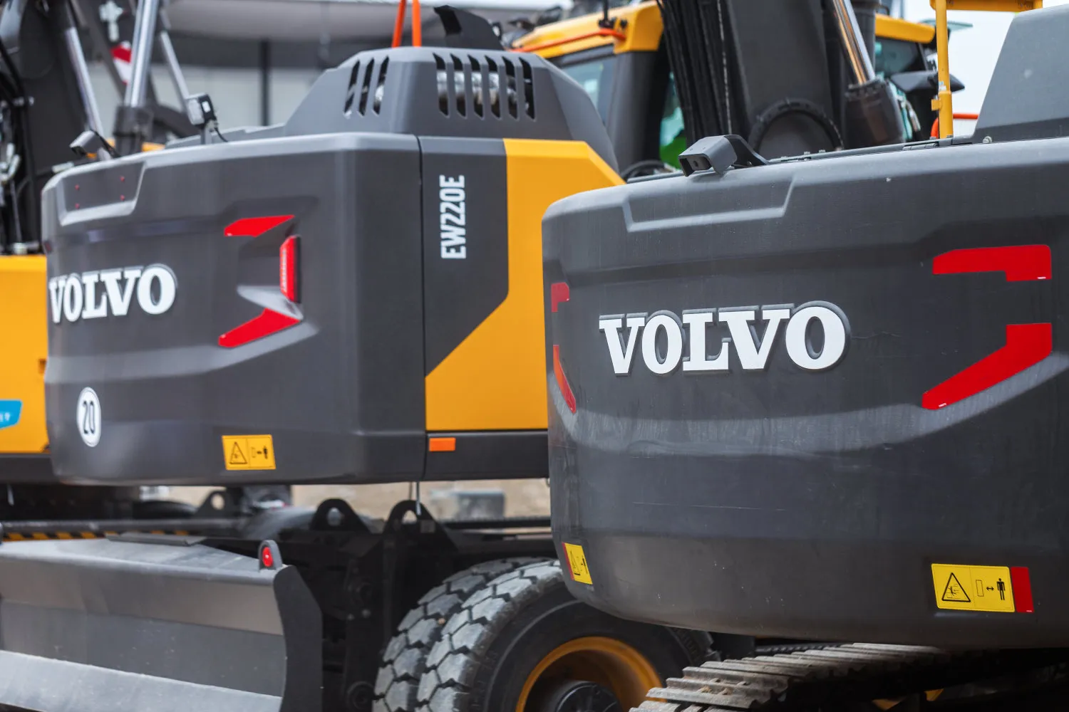 Volvo-Bagger arbeiten auf der Baustelle