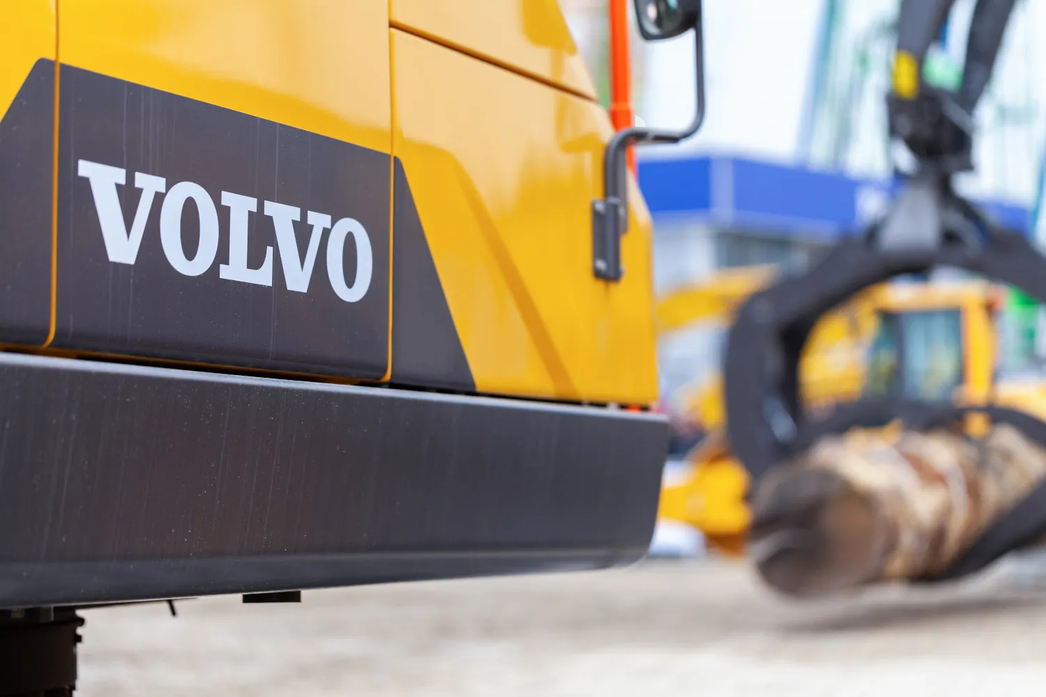 Volvo-Bagger arbeitet auf einer Baustelle