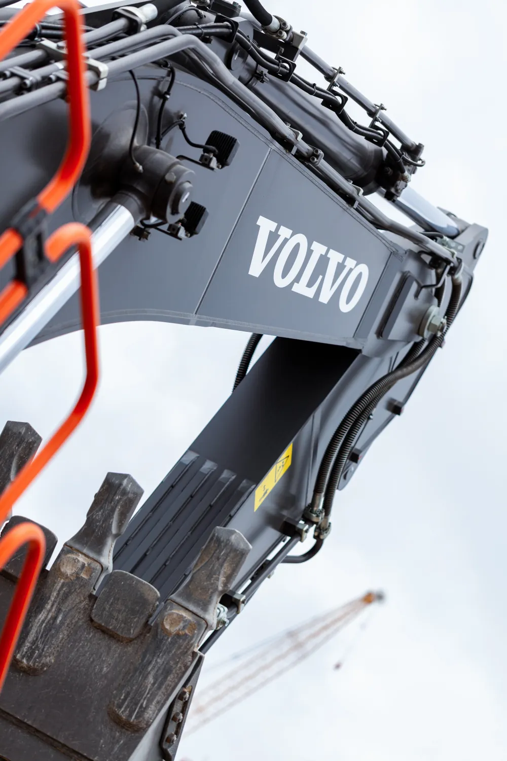 Volvo-Bagger arbeiten auf der Baustelle