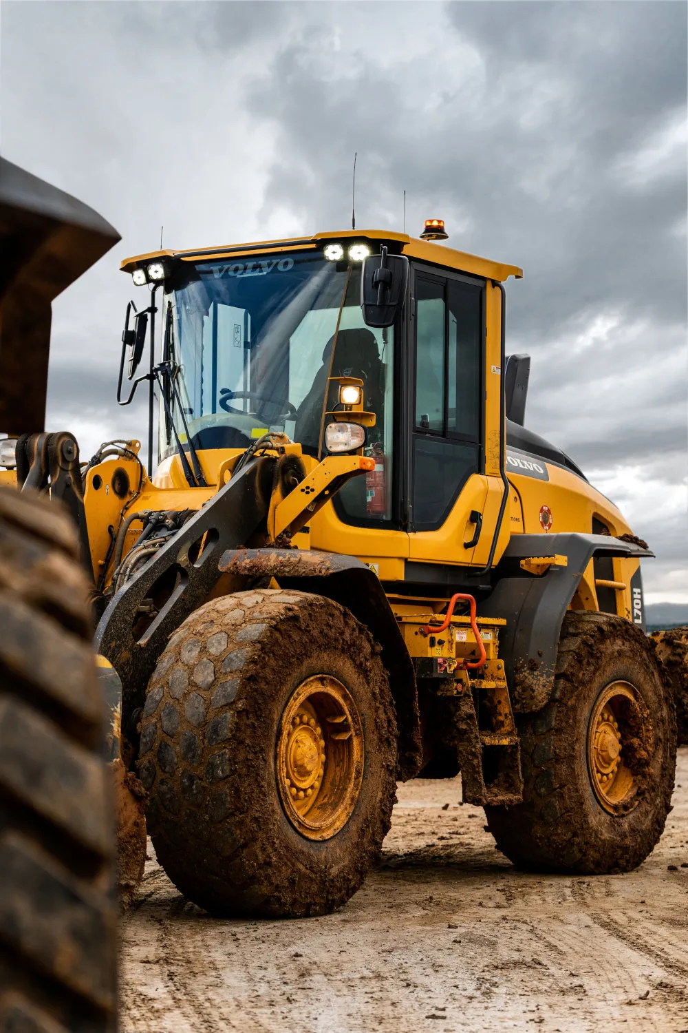 Schmutziger Frontlader eines Volvo-Baggers